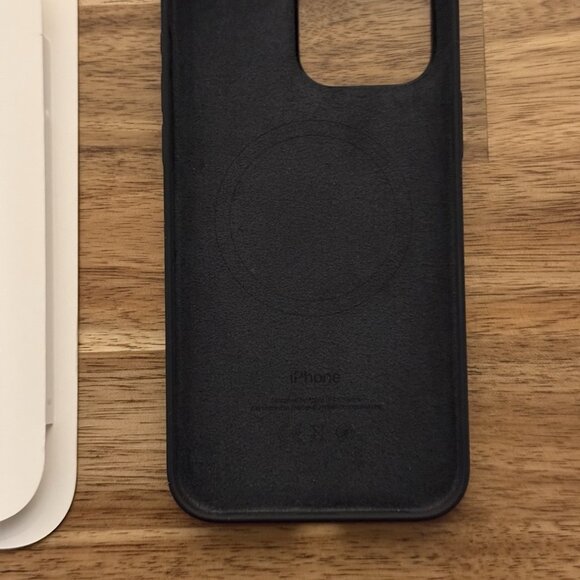 OEM Genuine Apple Silicone Case w/ MagSafe for iPhone 15 Pro Max - Black - Picture 9 of 14